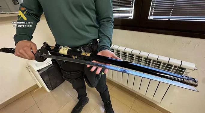 Terror en La Rioja: un vecino amenaza a sus vecinos con un cuchillo y ataca a la Guardia Civil con una catana
