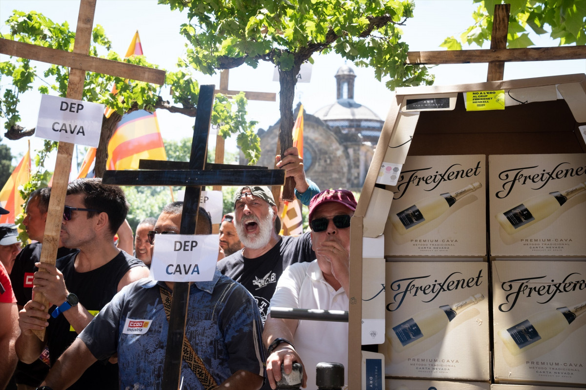 EuropaPress 6758916 concentracion trabajadores freixenet parlament contra ere