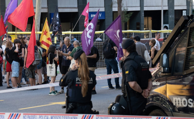 Manifestación ante la sede del PP catalán en apoyo a la huelga general contra Mazón