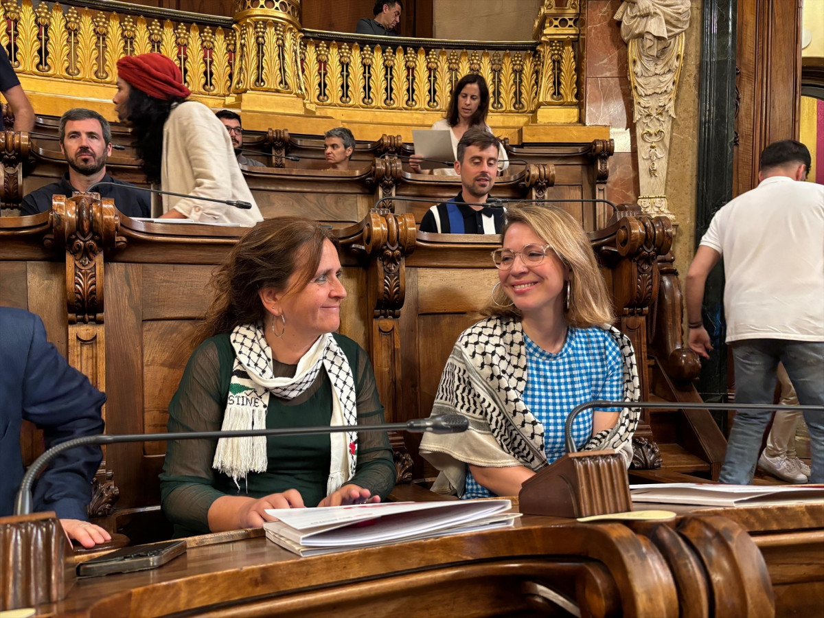 EuropaPress 6761501 portavoz comuns gemma tarafa lider janet sanz visten panuelo palestino