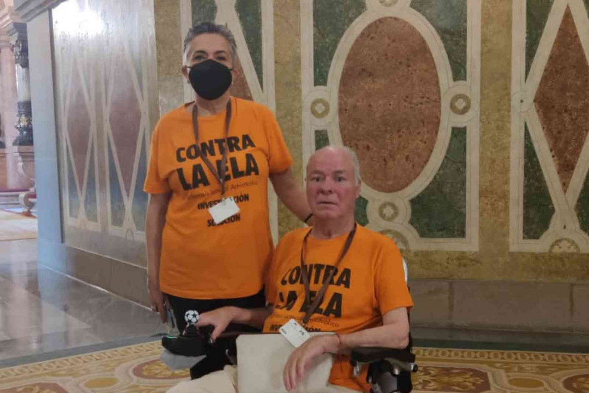 Yolanda Delgado con Antonio, enfermo de ELA   Yolanda Delgado