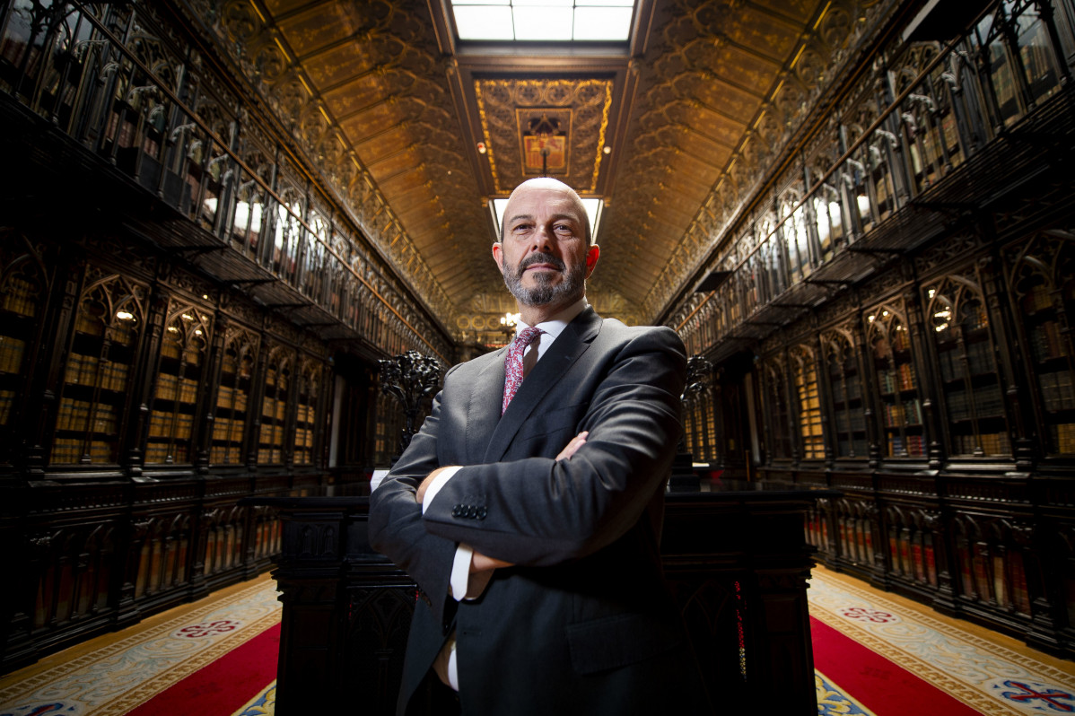 El presidente del Senado, Pedro Rollán, posa tras la entrevista