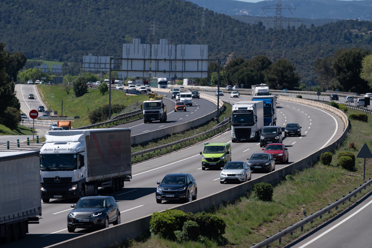 Archivo - Tráfico en la AP-7, a 17 de abril de 2025, en Sant Cugat, Barcelona, Catalunya (España)