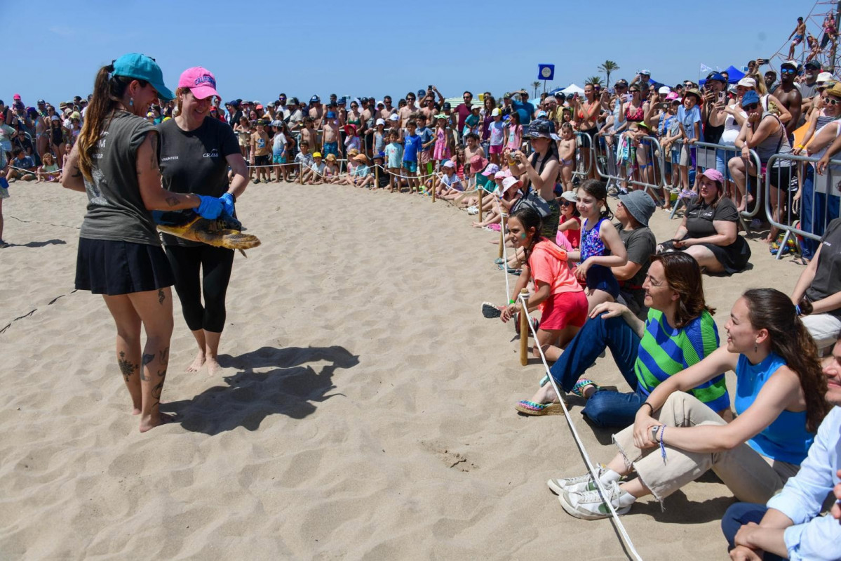 La consellera de Territorio, Vivienda y Transición Ecológica de la Generalitat, Sílvia Paneque, en la liberación de 5 ejemplares de tortugas babaua en la playa del Prat de Llobregat (Barcelona), o