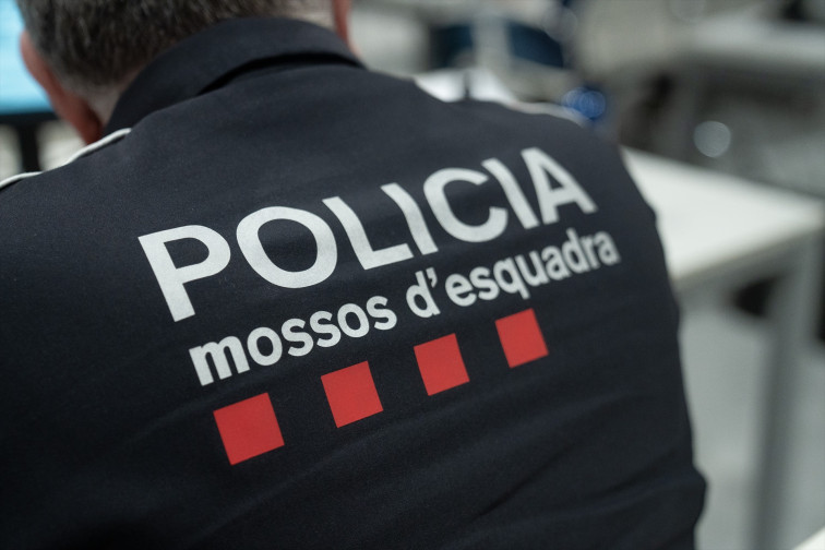 Detenido en Vic tras prender fuego a un coche custodiado por los Mossos