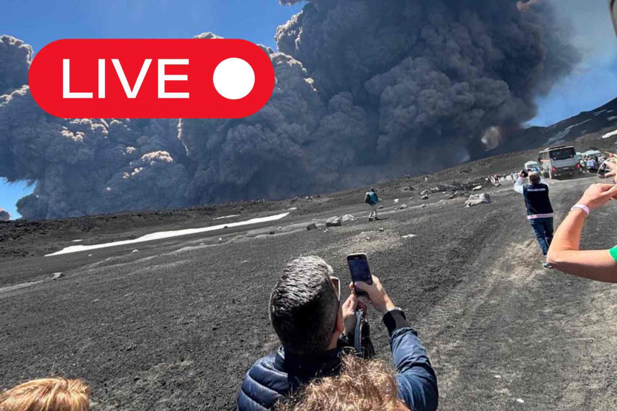 Personas haciendo fotos a la erupción del volcán Etna   @MonicaSaadeX en X