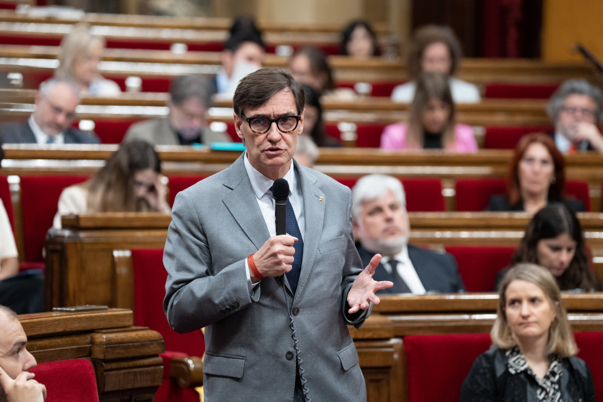 El presidente de la Generalitat, Salvador Illa, durante la sesión de control al Govern en el Parlament