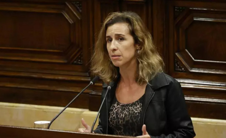 VÍDEO: Tensión y reproches cruzados en el Parlament entre Laia Estrada (CUP) e Illa por la amnistía