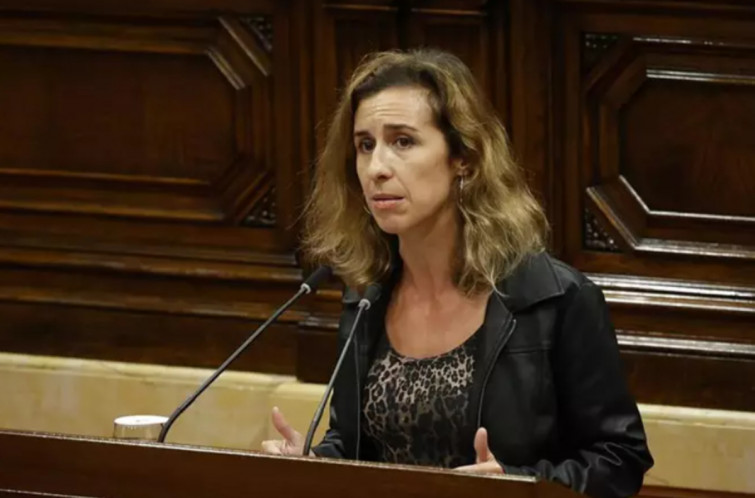 VÍDEO: Tensión y reproches cruzados en el Parlament entre Laia Estrada (CUP) e Illa por la amnistía