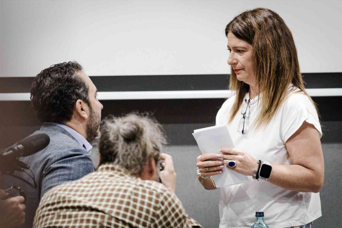 El empresario Víctor de Aldama y la exmilitante socialista Leire Díez, durante una rueda de prensa en el Hotel Novotel, a 4 de junio de 2025, en Madrid (España)