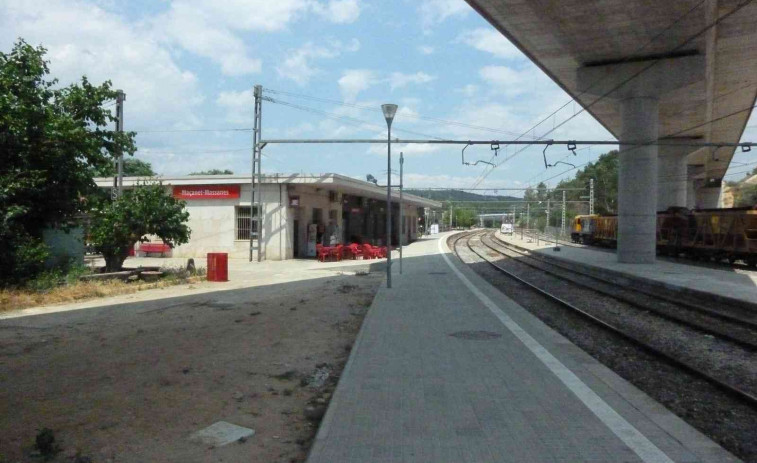 Terror en una estación de tren de Girona: dos jóvenes lanzan piedras contra los usuarios en el andén