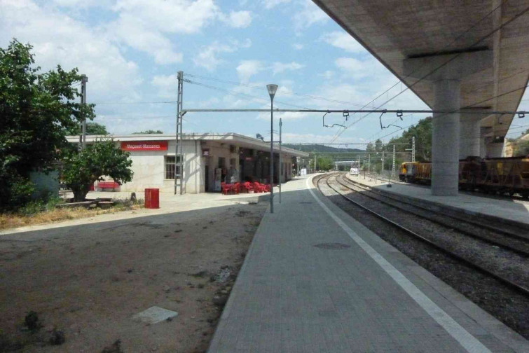 Terror en una estación de tren de Girona: dos jóvenes lanzan piedras contra los usuarios en el andén
