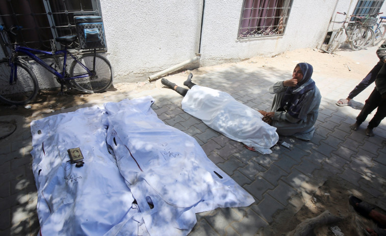 Israel bombardea tiendas de campaña de personas desplazadas en una escuela de Gaza y mata a 18 personas
