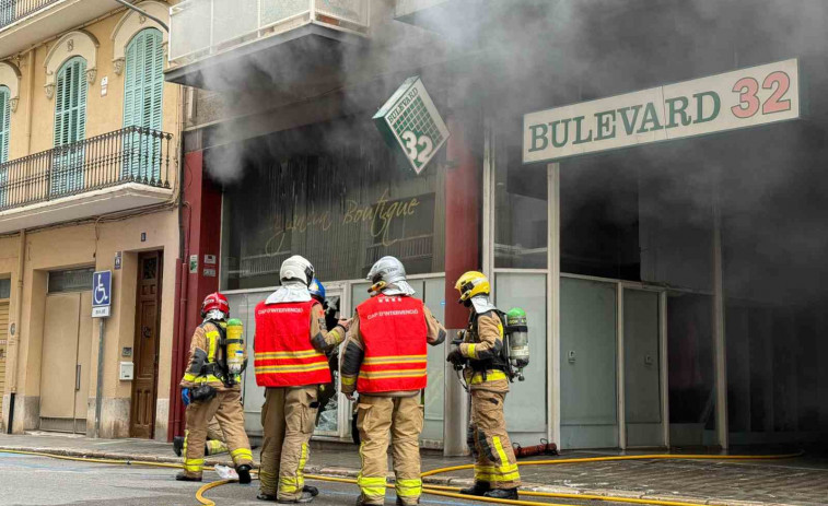 Caos en Figueres: un incendio llena de humo el centro de la ciudad y obliga a evacuar vecinos