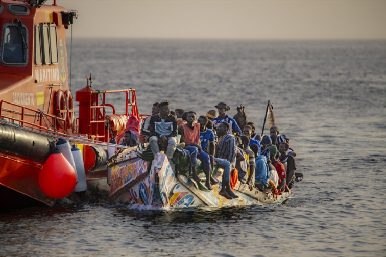Mueren cuatro migrantes en un cayuco que iba hacia las Islas Canarias
