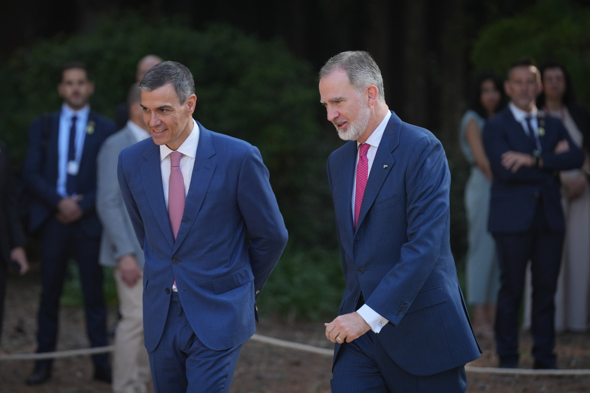 El presidente del Gobierno, Pedro Sánchez (i) y el Rey Felipe VI (d), llegan a la XXVIII Conferencia de Presidentes, en Palau de Pedralbes de Barcelona, a 6 de junio de 2025, en Barcelona, Catalunya