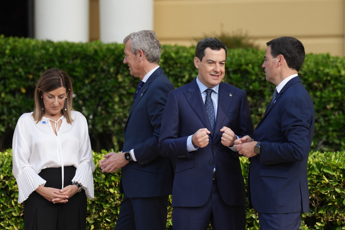 (I-D) La presidenta de Cantabria, María José Sáenz de Buruaga; el presidente de Galicia, Alfonso Rueda; el presidente de Andalucía, Juanma Moreno y el lehendakari, Imanol Pradales, a su llegada a 