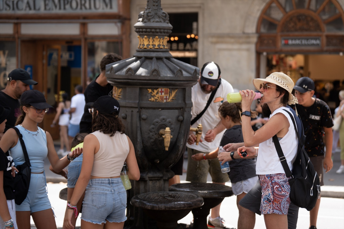 EuropaPress 5339788 varias personas refrescan rellenan botellas agua fuente canaletas 18 julio