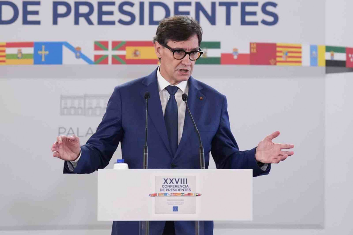 El presidente de la Generalitat de Catalunya, Salvador Illa, ofrece una rueda de prensa posterior a la reunión de la XXVIII Conferencia de Presidentes, en Palau de Pedralbes de Barcelona, a 6 de j