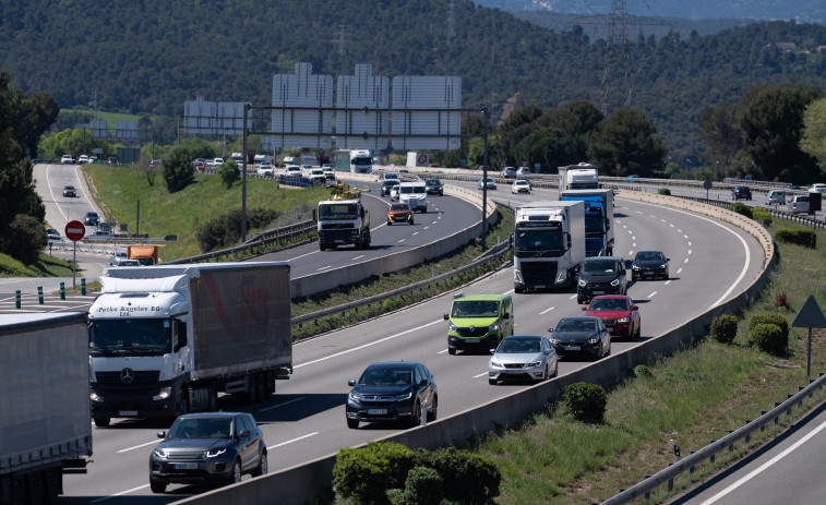 Un autobús ardiendo obliga a cortar la AP-7 en Tarragona