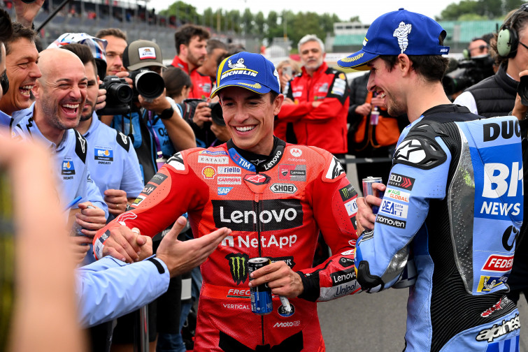 Marc Márquez arrasa en Aragón: pole y victoria en una batalla fratricida que ha dejado boquiabiertos a los fans