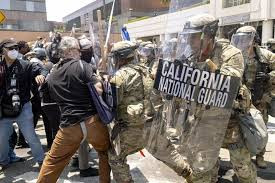 Trump continua tensando la cuerda en California: 2000 militares nuevos de la Guardia Nacional