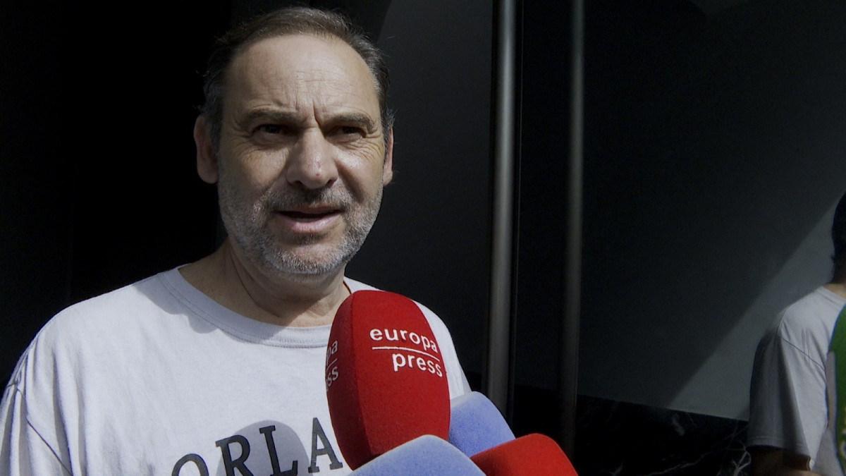 El ex ministro de Transportes José Luis Ábalos atiende a la prensa después de que la UCO registrara su casa en Valencia por el 'caso Koldo'.