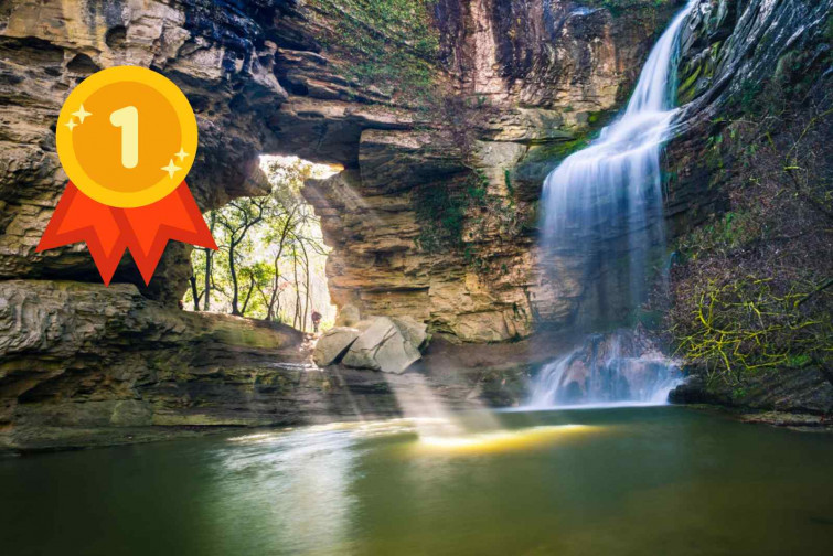 Escapa del calor de Barcelona: descubre una cascada mágica a solo 100 kilómetros
