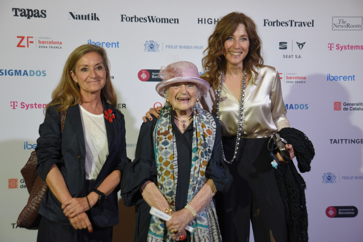 La dibujante y caricaturista Pilarín Bayés (c) durante el photocall de la gala de presentación de las 100 mujeres más influyentes de Catalunya según 'Forbes', en el Gran Teatre del Liceu, a 10 de