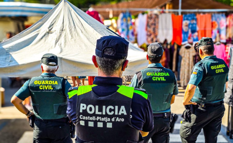 Desmantelan un puesto con más de 2.700 productos falsificados en el mercadillo de Platja d’Aro