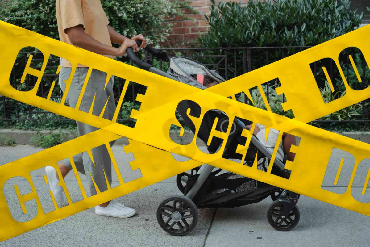 Recurso, una mujer paseando a su bebé, escena del crimen   CANVA