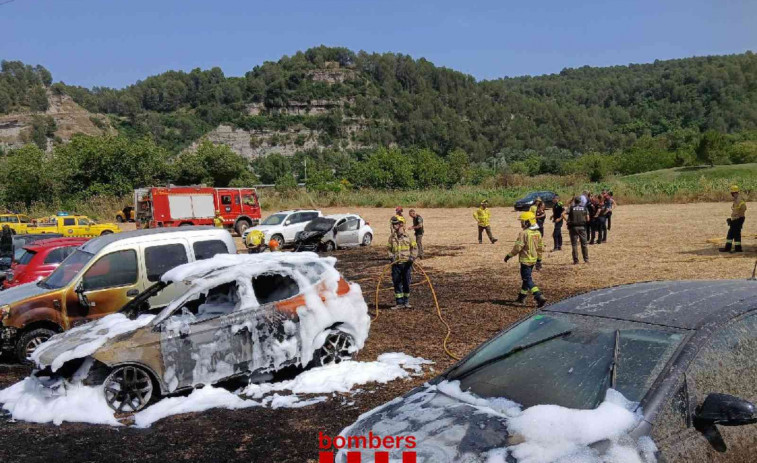 Siete vehículos quemados en un incendio en una zona de aparcamiento rural en Sant Fruitós de Bages