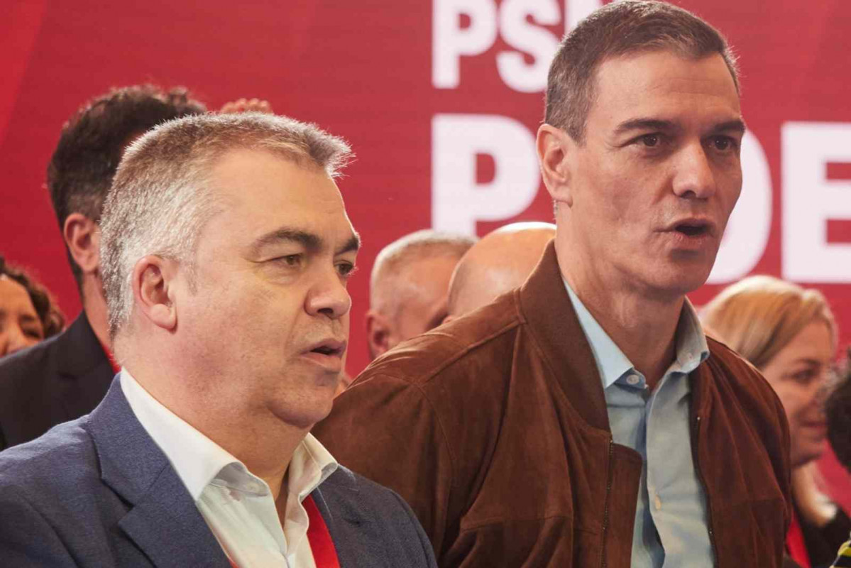 El secretario de Organización del PSOE, Santos Cerdán; el secretario general del PSOE y presidente del Gobierno de España, Pedro Sánchez