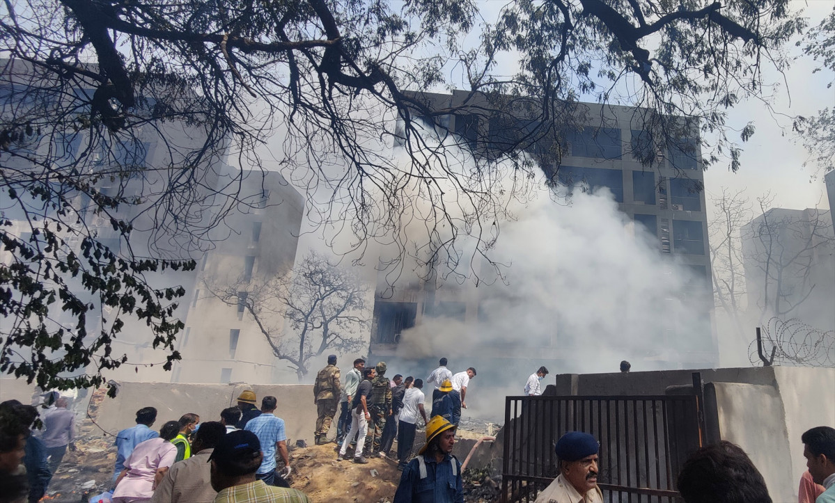 EuropaPress 6794383 ahmadabad june 12 2025    people and rescuers are seen at site of plane