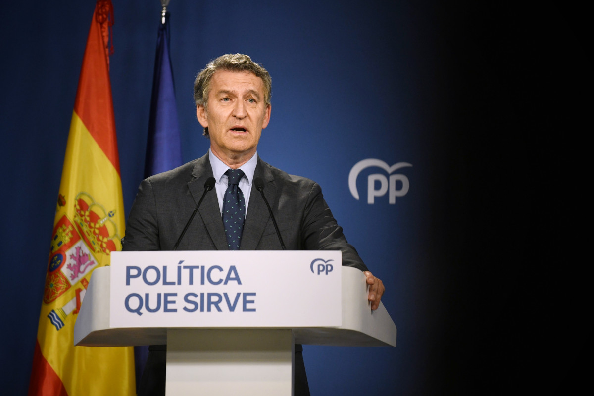 El presidente del Partido Popular, Alberto Núñez Feijóo, durante una rueda de prensa, en la sede del PP en Génova, a 12 de junio de 2025, en Madrid (España).