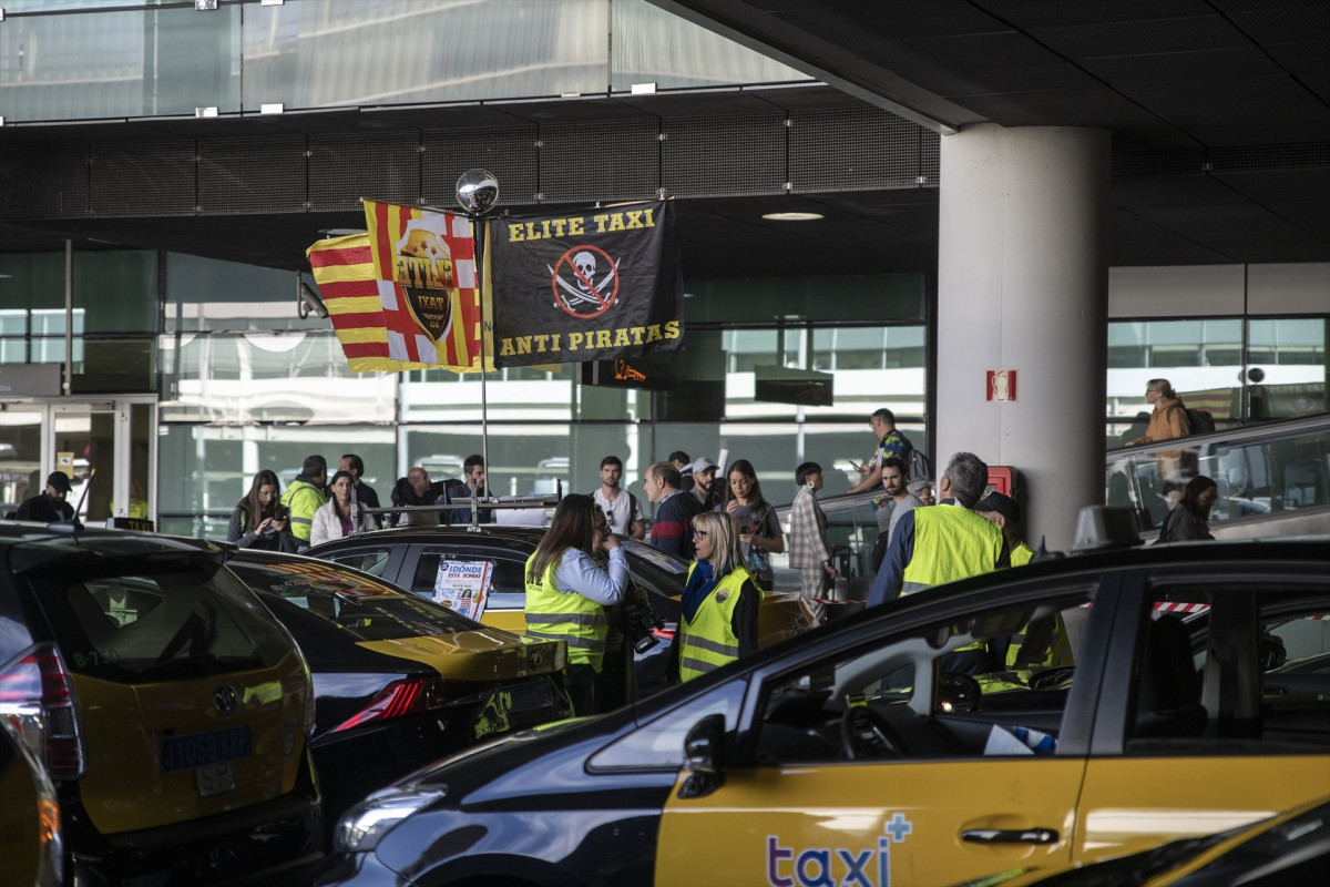 EuropaPress 5125643 grupo taxistas reune concentracion t1 aeropuerto barcelona 17 abril 2023