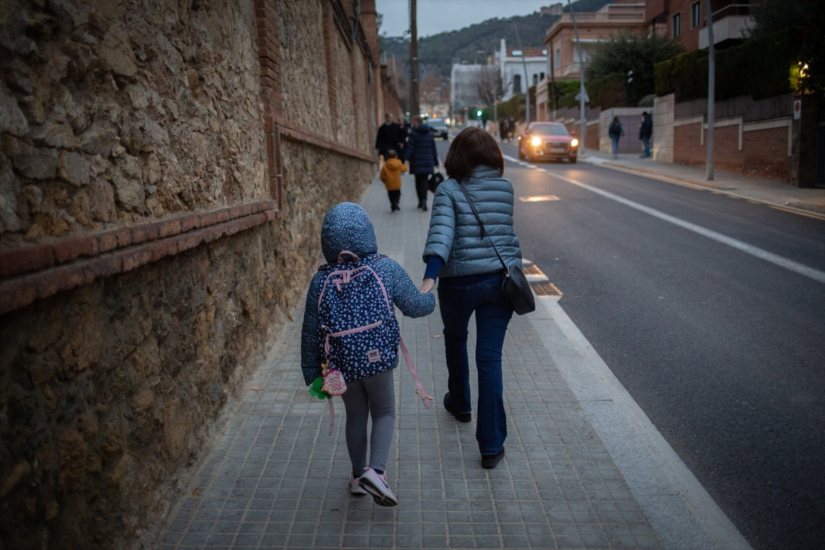 EuropaPress 4184926 mujer lleva mano nino primer dia clase presencial navidad 10 enero 2022