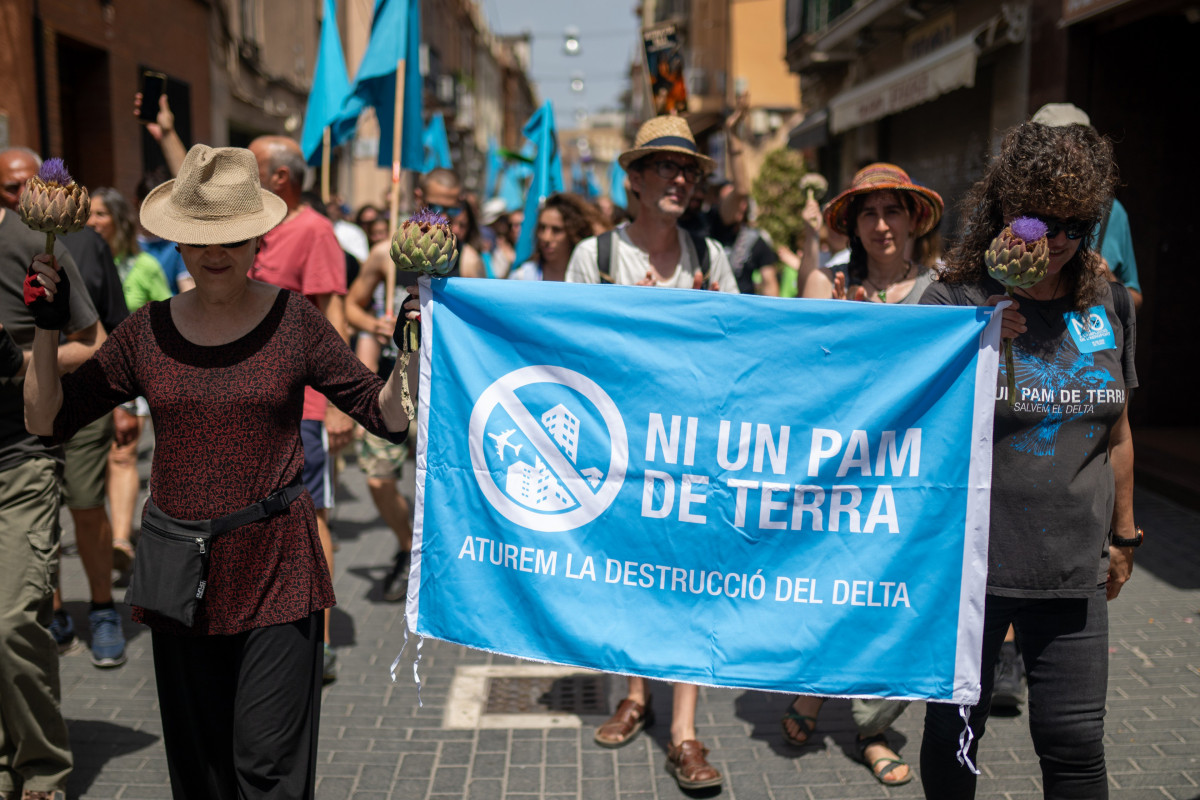Varias personas durante una concentración contra la ampliación del Aeropuerto Josep Tarradellas Barcelona-El Prat, a 14 de junio de 2025, en El Prat de Llobregat, Barcelona, Catalunya (España)