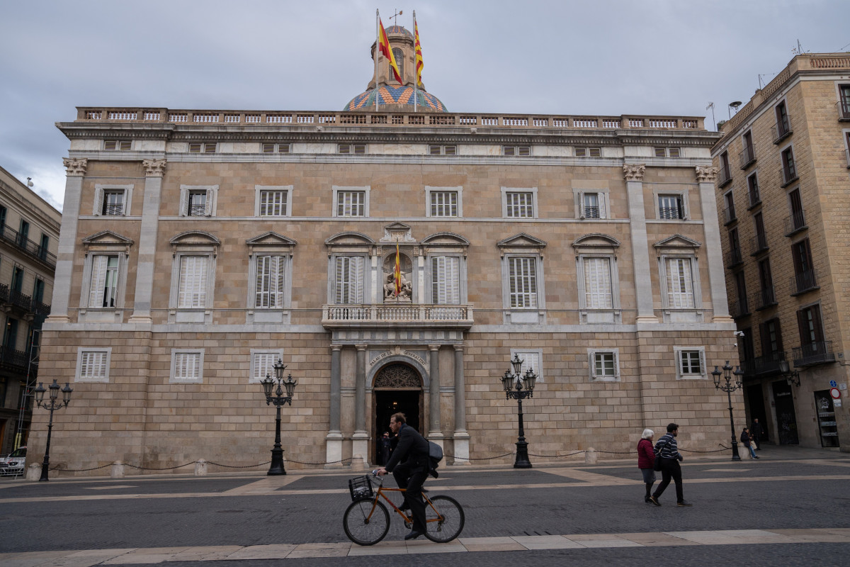 Archivo - Varias personas pasan por delante del Palau de la Generalitat, a 22 de febrero de 2024, en Barcelona, Catalunya (España). El Palau de la Generalitat es la sede de la Presidencia y del Gobie