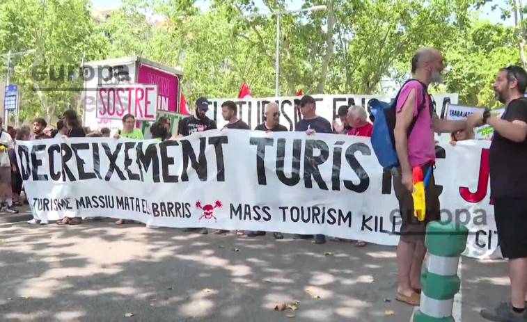 Barcelona estalla: 600 personas protestan y paralizan tienda de lujo y 'hostel' contra el turismo masivo