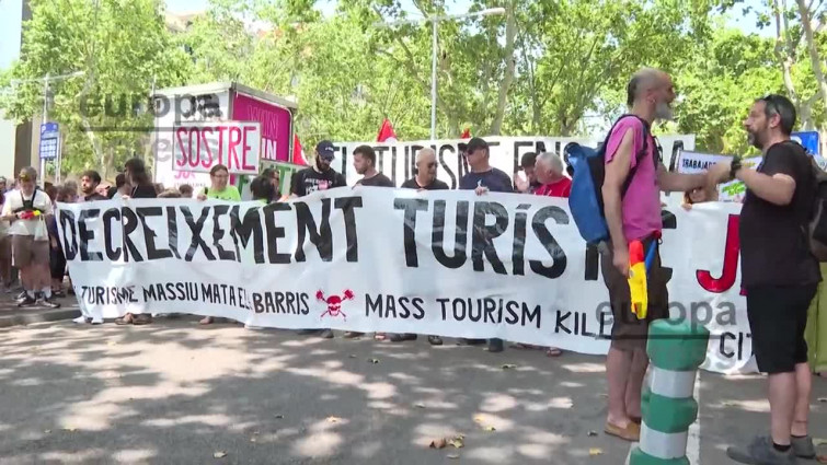 Barcelona estalla: 600 personas protestan y paralizan tienda de lujo y 'hostel' contra el turismo masivo