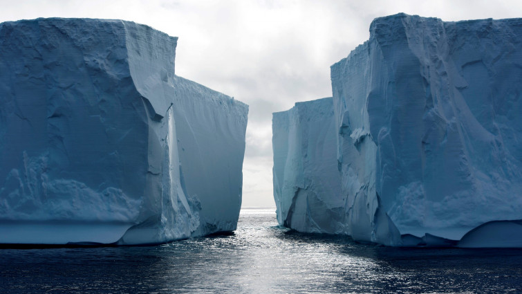 ¡Sin explicación! Misteriosas señales de radio bajo el hielo antártico desconciertan a la comunidad científica