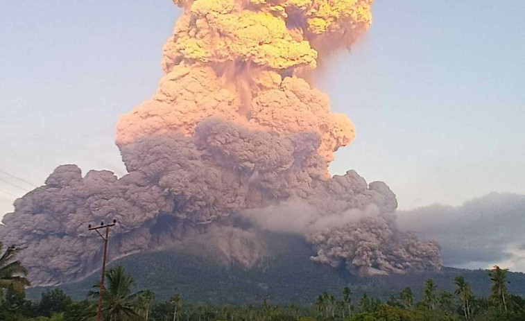 Alerta máxima por la erupción del volcán Lewotobi Laki Laki: columnas de ceniza de 10 km