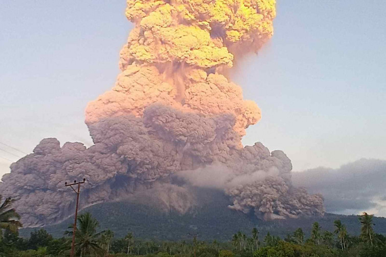 Alerta máxima por la erupción del volcán Lewotobi Laki Laki: columnas de ceniza de 10 km