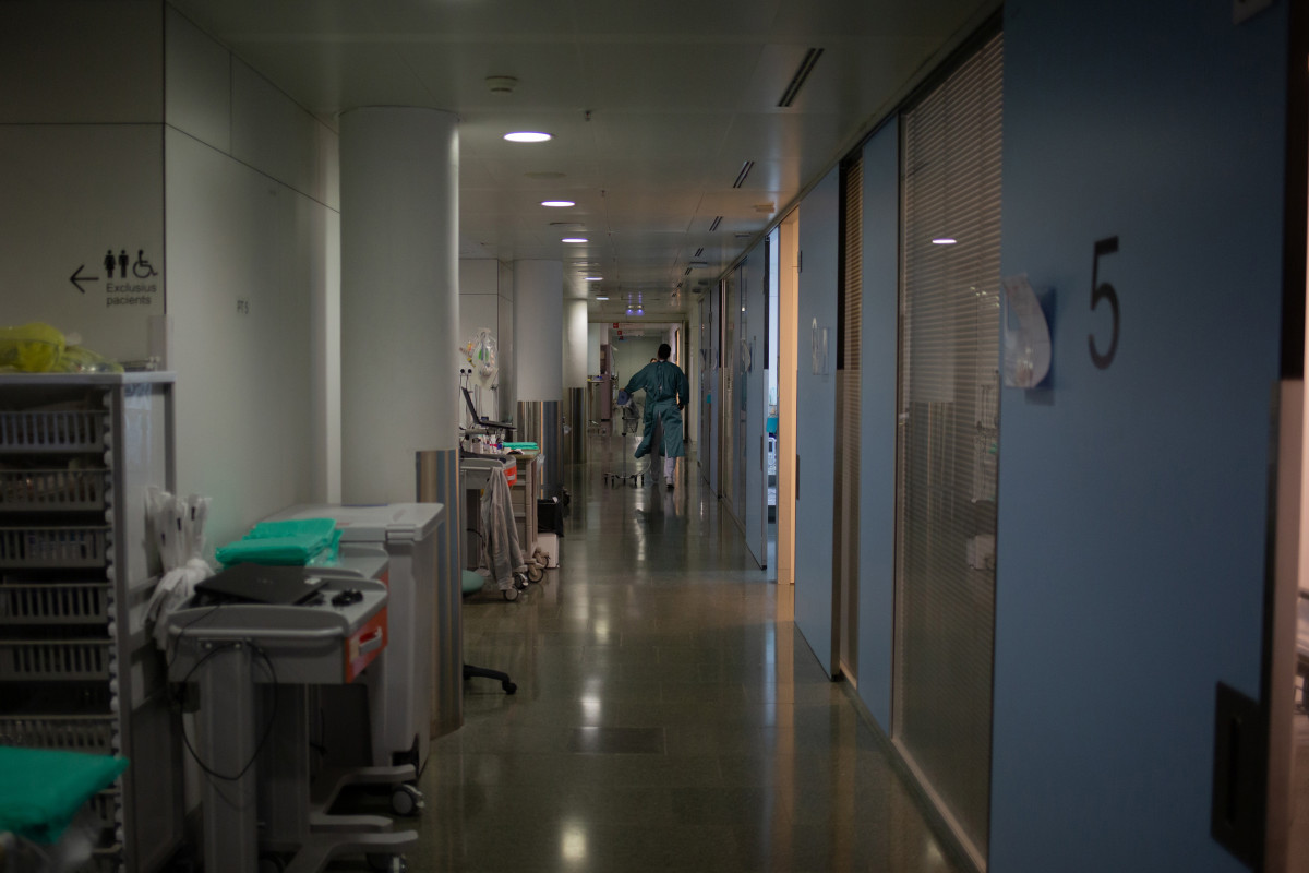 Archivo - Un sanitario se mueve por uno de los pasillos de una UCI, en una imagen de archivo