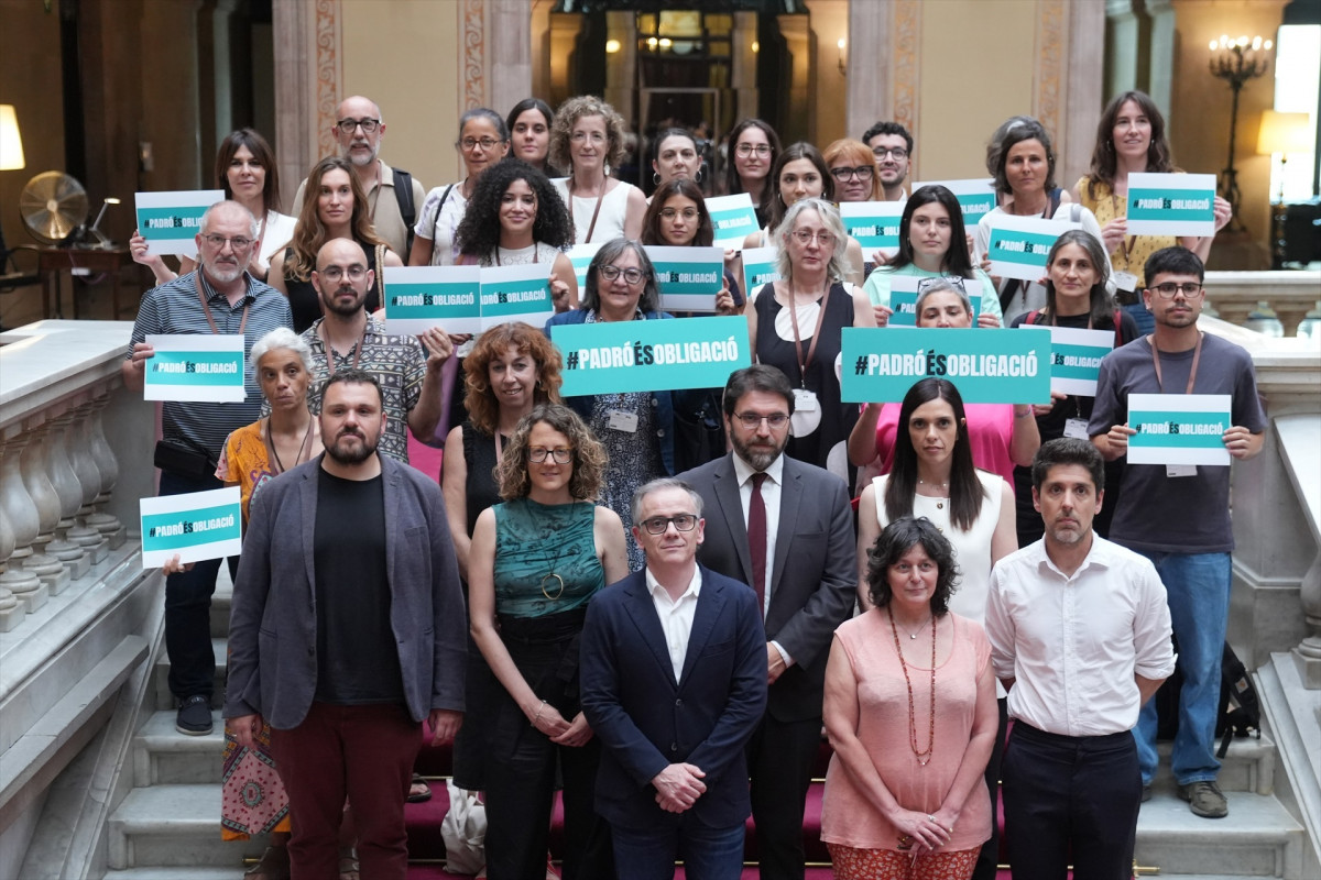 EuropaPress 6808570 psc erc comuns cup reunido hoy parlament xarxa dentitats pel padro firmar