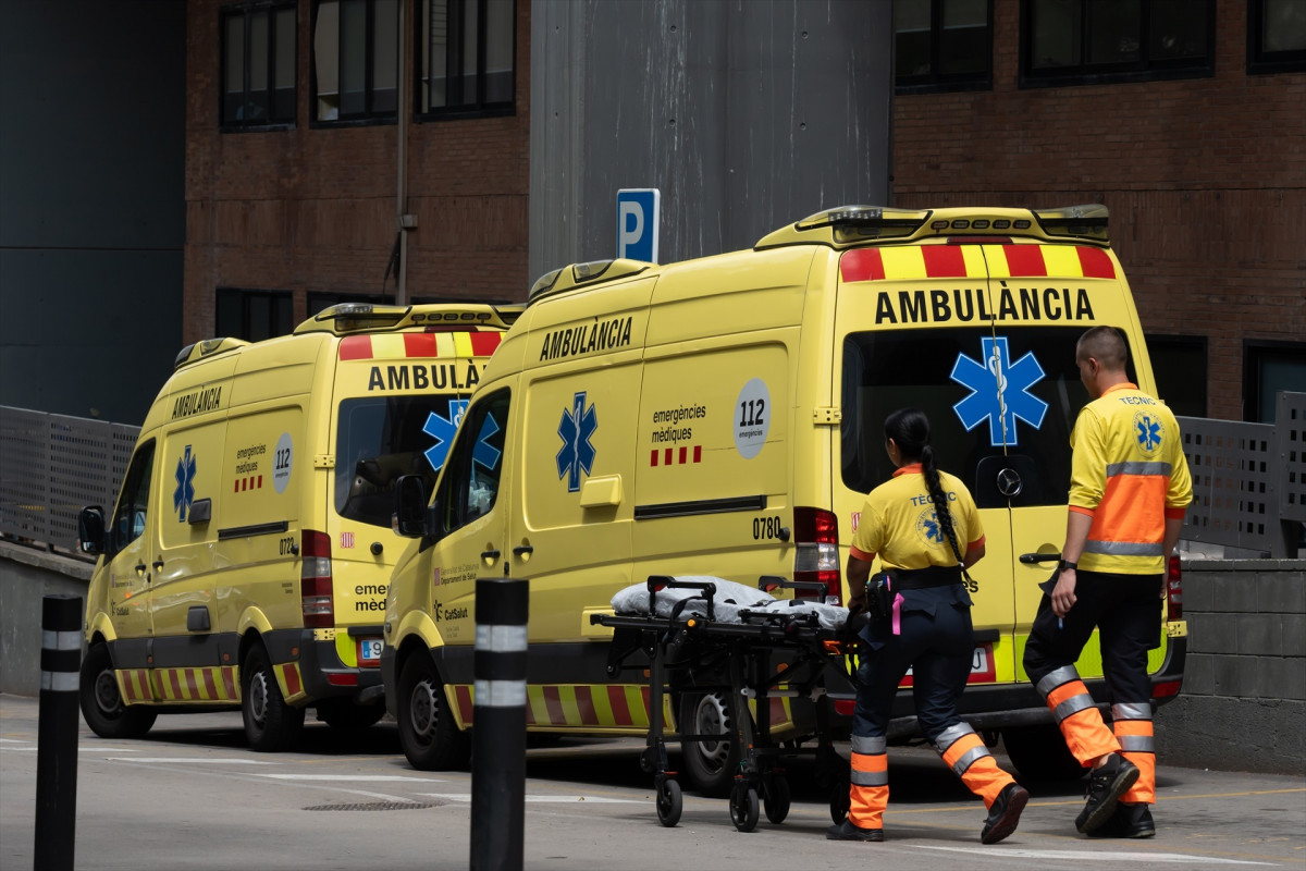 EuropaPress 6092899 sanitarios trabajan ambulancia 16 julio 2024 barcelona catalunya espana
