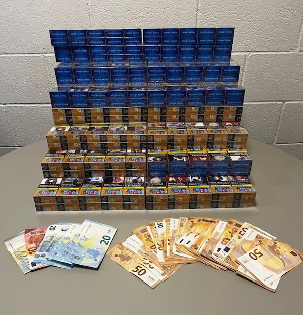 EuropaPress 6811117 dinero efectivo cajetillas tabaco incautados vehiculo viajaban dos