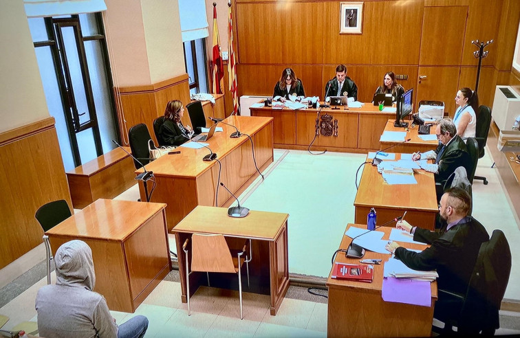 Condenado a 57 años de prisión por abusar de sus primas y prostituir a una en Barcelona