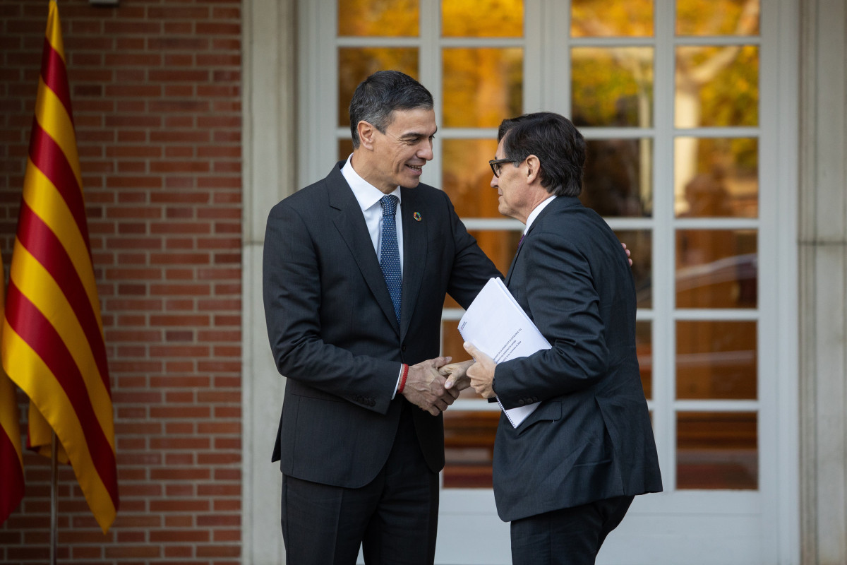 Archivo - El presidente del Gobierno, Pedro Sánchez (i), se reúne con el presidente de la Generalitat de Catalunya, Salvador Illa (d), en el Palacio de La Moncloa, a 22 de noviembre de 2024, en Madr